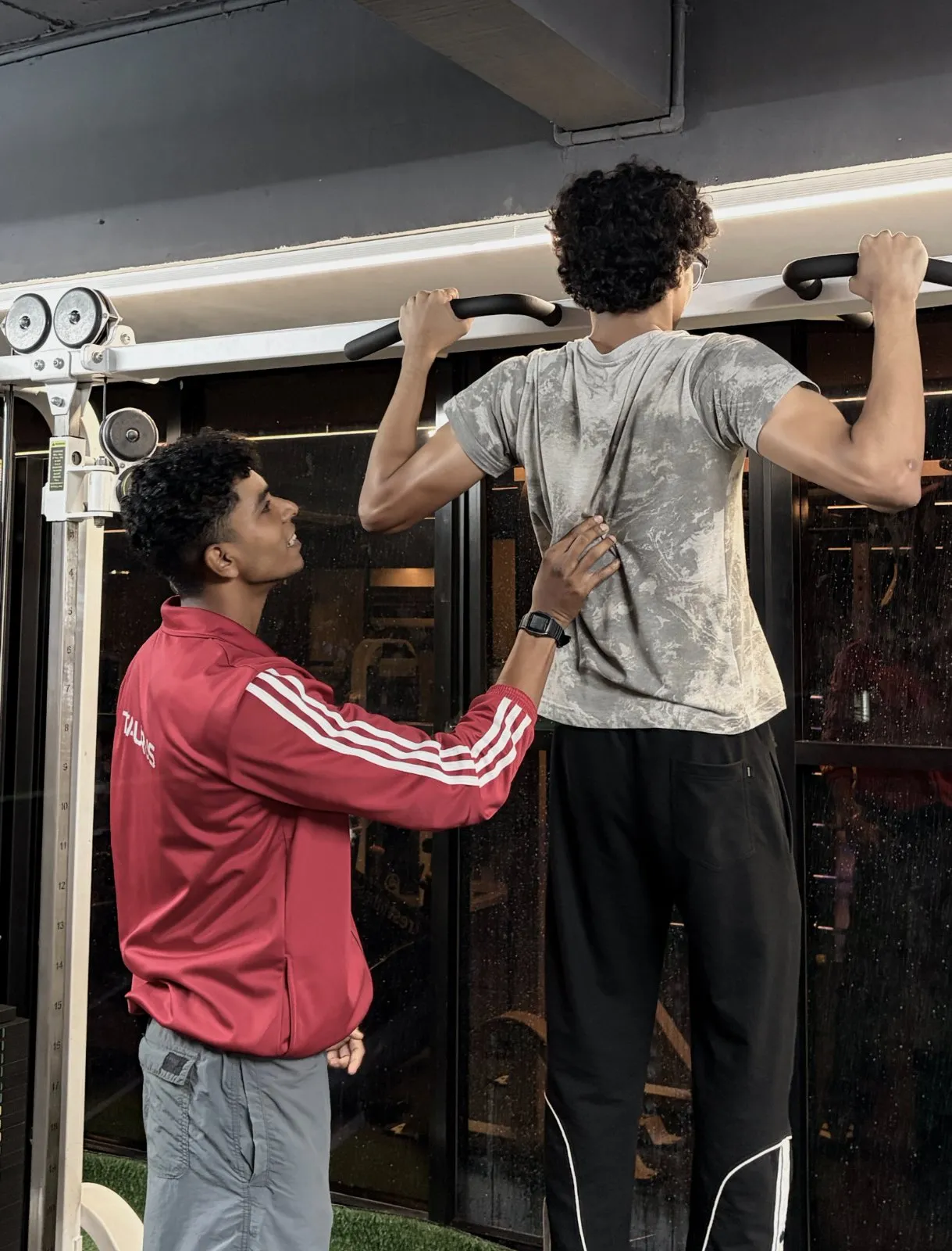 Trainer coaching pull-ups